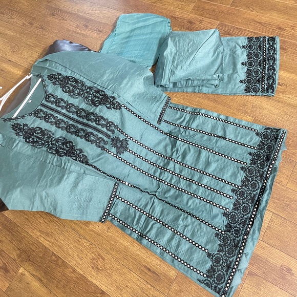 Pakistani embroidered mirror work suit - Picture 3 of 16